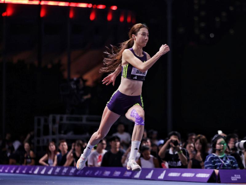 乐竞体育广场即赛场！中国田径街头巡回赛广州站女子跳高胡麟鹏登顶